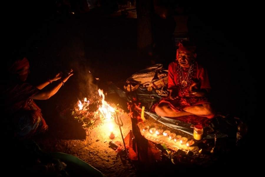  এই শ্মশানেই তৈরি হয়েছে এই মন্দির। এক সময় হত শব সাধনাও। লোকমুখে শোনা যায়, রাত হলেই নাকি এ তল্লাটে ঘুরে বেড়ায় অপঘাতে মৃত ব্যক্তিদের আত্মা। 