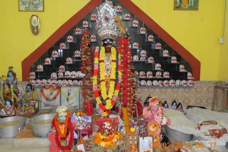 এখানেই প্রায় ১০৯ বছর আগে দেবীর পূজা শুরু করেন তান্ত্রিক মণিলাল চক্রবর্তী। তন্ত্র মতে ১০৮টি নরমুণ্ড দিয়ে শুরু করেন মা কালীর আরাধনা। দেবী এখানে করুণাময়ী কালী রূপে পূজিতা। অতীতের টালির চালের মন্দির এখন পাকা বাড়ি।