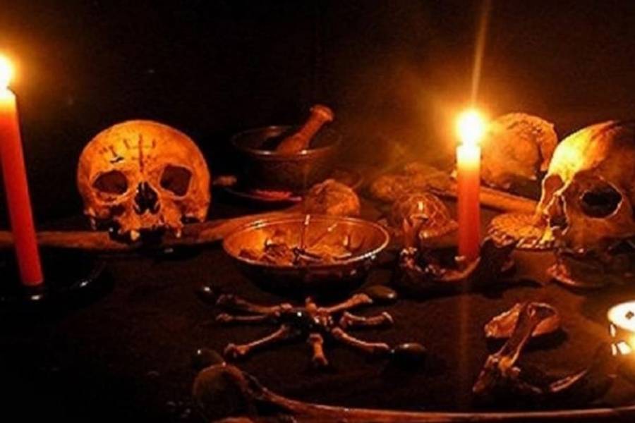 জন্মলগ্নে এই অঞ্চল ছিল ছোট্ট এক জনপদ। প্রসিদ্ধ ব্রাহ্মণ পরিবারের সন্তান মণিলালের পুজো-আচ্চায় মন ছিল ছোটবেলা থেকেই। একটু বড় হতেই তাঁকে টেনেছিল তন্ত্রসাধনা। বিষ্ণুপুর শ্মশানেই শুরু করেন তার পাঠ। শোনা যায়, মায়ের স্বপ্নাদেশ পেয়েই নাকি এই মন্দির প্রতিষ্ঠা করেছিলেন মণিলাল। স্বপ্নে মা কালী নাকি তাঁর কাছে নিত্য পুজোর ইচ্ছা প্রকাশ করেন। 