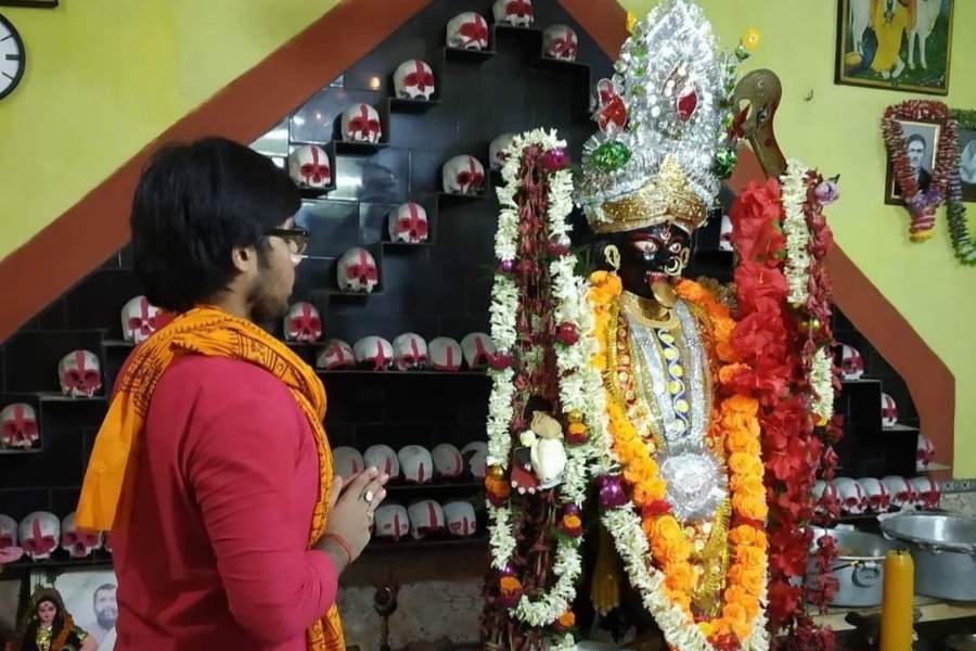 ১০৮টি নরকরোটিতে পুজো শুরু। বিশেষত্ব রয়েছে তাতেও। এখনও পুজোর জন্য তন্ত্র মত মেনেই জোগাড় করা হয় নরমুণ্ড। তার সবক’টিই অপঘাতে মৃতদের। রাখা হয় পঞ্চ মুণ্ডির আসনও। 