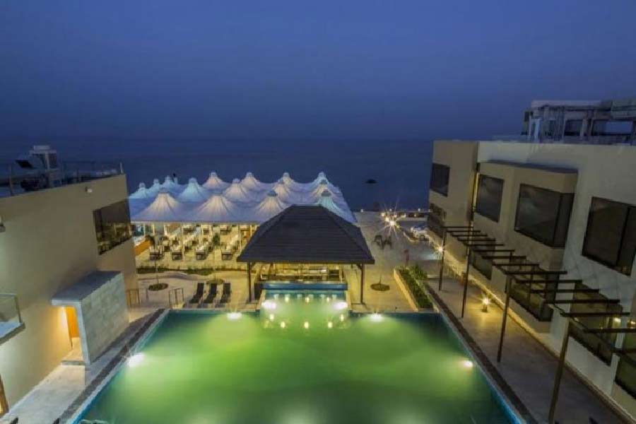 হোটেল হোক বা রিসর্ট— এই ধরনের নীতি থাকলে তার খরচ অনেকটাই বেশি। তবে একই সঙ্গে মনোরঞ্জনের ব্যবস্থাও অঢেল। 