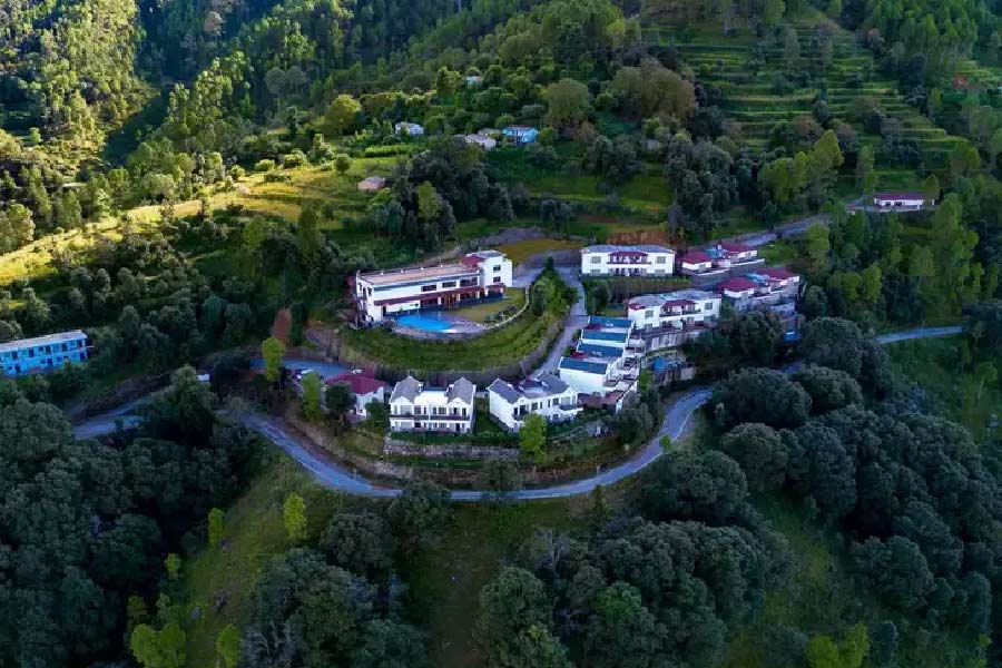 আলমোরার বড়দের হোটেলের নাম বাৎস্যায়ন। কামসূত্রের লেখকের নামে রিসর্টে খাতায়কলমে ‘বড়’রাই প্রবেশ করতে পারেন। হিমালয়ের কোলে দারুণ নৈসর্গিক সৌন্দর্যের মাঝে এই হোটেল আসলে একটি বুটিক রিসর্ট। 