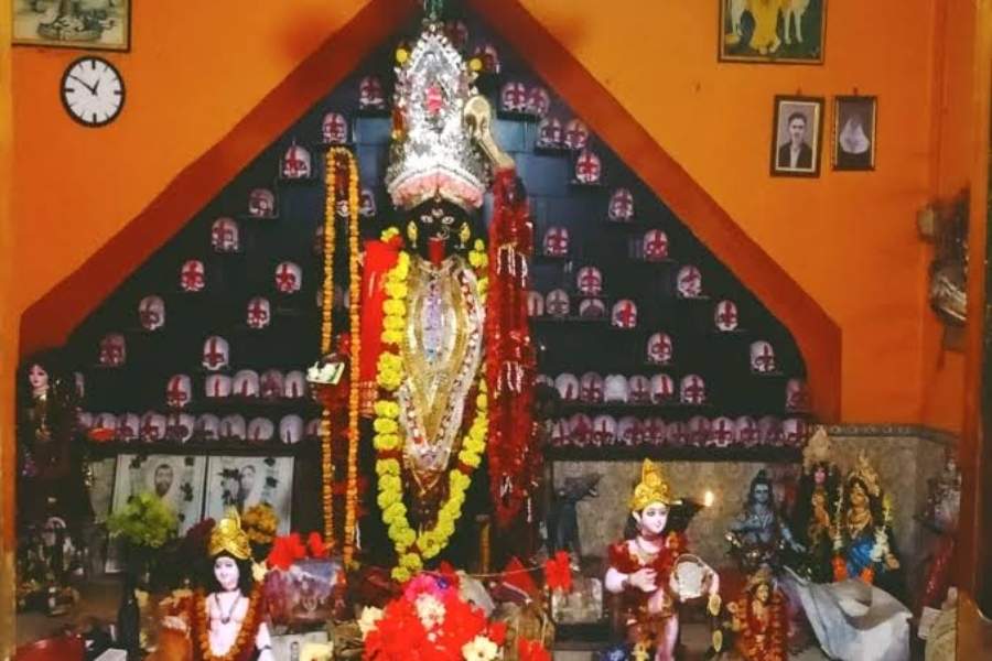 মণিলাল চক্রবর্তী প্রয়াত হওয়ার পরে দেবীর উপাসনার দায়িত্ব সামলাচ্ছেন তাঁর পুত্র শ্যামল চক্রবর্তী। পুজোর বাকি অংশ জনসমক্ষে হলেও, উপাসনার মূল অংশ হয় রুদ্ধ দ্বারের ভিতরে। জনশ্রুতি রয়েছে, মন্দিরের সেবায়েত নাকি মধ্যরাতে মেতে ওঠে শ্মশান জাগানোর খেলায়।তথ্য সহায়ক : সৈকত ঘোষ।