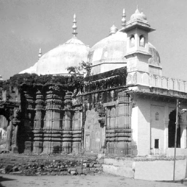 ফলে প্রাণী বা উদ্ভিদের ক্ষেত্রে মৃত্যুর পরে কার্বনের এই দুই আইসোটোপের অনুপাত বদলায়। কার্বন ডেটিং পদ্ধতিতে সেই পরিবর্তনের হিসেব করে ওই প্রাণী বা উদ্ভিদের মৃত্যুর আনুমানিক সময় নির্ধারণ করা সম্ভব। কিন্তু শিলার মতো বস্তুর ক্ষেত্রে এ ভাবে বয়স নির্ধারণ কঠিন বলে জানিয়েছেন বিশেষজ্ঞদের একাংশ।