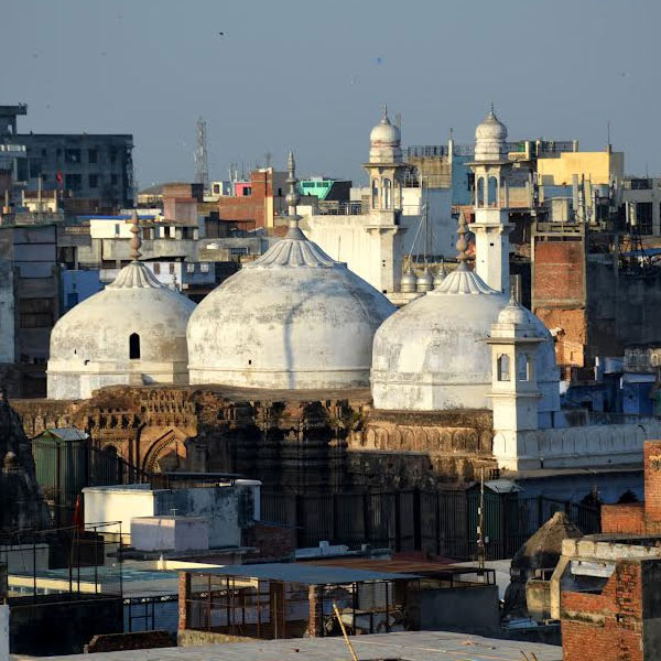 সংঘাতের বীজ বপন হয়েছিল আনুমানিক ১১৯৪ সালেই, মসজিদ সংক্রান্ত একটি ইতিহাস অন্তত তেমনই বলছে। এই ইতিহাস এ-কথাও বলছে যে, এখন যেখানে জ্ঞানবাপী মসজিদ, সেখানে বহু পুরনো হিন্দু মন্দির ছিল। কিন্তু ইরান থেকে সুলতানি শাসনের প্রতিষ্ঠাতা মহম্মদ ঘোরীর বাহিনী যখন রাজা জয়চন্দ্রকে পরাজিত করে কনৌজের দখল নিলেন, তখন সেই মন্দির ভেঙে দেওয়া হয়। মন্দিরের সেই ধ্বংসাবশেষের উপরেই তৈরি হয়েছিল রাজিয়া মসজিদ। এর পর নাকি বহু বার মন্দির ভেঙে মসজিদ, মসজিদ ভেঙে মন্দির হয়েছে জ্ঞানবাপীতে।