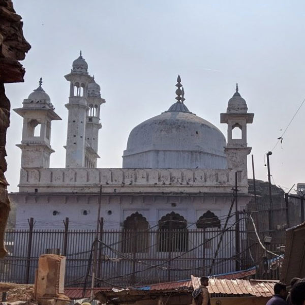 ইতিহাসবিদদের একাংশ বলছেন, দ্বাদশ শতকে সুলতান ইলতুৎমিসের সময়ে এক গুজরাতি ব্যবসায়ী আবার মন্দির তৈরি করেছিলেন এই স্থানে। যা আবার চতুর্দশ শতকে ভেঙে ফেলেন কোনও এক মুসলিম শাসক। তিনি হুসেন শাহ সারকি হতে পারেন। আবার সিকন্দর লোধিও হতে পারেন। আকবরের জমানায় রাজা মান সিংহ নাকি আবারও মন্দির বানিয়েছিলেন জ্ঞানবাপীর এই চত্বরে, যা অওরঙ্গজেবের হাতে আবার ধ্বংস হয়।