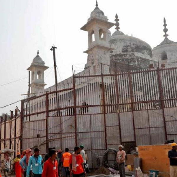জ্ঞানবাপীর ওই চত্বরে মন্দির থাকার প্রমাণ পাওয়া যায় অওরঙ্গজেবের সময়কার এক ইতিহাসবিদের লেখা পুঁথিতে। ‘মা আশয়ের আলম গিরি’ নামে অওরঙ্গজেব জমানার বর্ণনা-সমৃদ্ধ একটি বইতে ওই ইতিহাসবিদ লিখেছিলেন, এখন যেখানে জ্ঞানবাপী মসজিদ, সেখানে ষোড়শ শতকে হিন্দুদের মন্দির ছিল।
