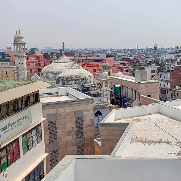 ব্রিটিশ জমানাতে যখন জ্ঞানবাপীর জমিতে মন্দির গড়ার দাবি ওঠে এবং ১৯৩৭ সালে বারাণসীর আদালত জ্ঞানবাপীতে নমাজের অধিকার বজায় রাখে, তখন সেই বইয়ের কথা উল্লেখ করেছিলেন বারাণসীর এক শিক্ষাবিদ প্রফেসর পরমাত্মা স্মরণ।