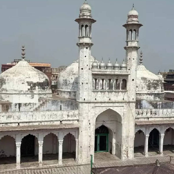 ১৯৯৮ সালে এই মামলাগুলির উপর স্থগিতাদেশ জারি হয়। এলাহাবাদ হাইকোর্টে অঞ্জুমান ইন্তেজামিয়া (জ্ঞানবাপী) মসজিদ কমিটি ১৯৯১ সালের উপাসনাস্থল রক্ষা (বিশেষ ব্যবস্থা) আইনের উল্লেখ করে বলেন, সিভিল কোর্টে এই মামলার সমাধান সম্ভব নয়। এর পরই মামলার শুনানিতে স্থগিতাদেশ জারি করে হাই কোর্ট।