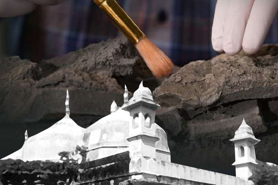 এর পর কিছু দিনের জন্য থিতিয়ে গিয়েছিল জ্ঞানবাপী মামলা সংক্রান্ত আলোচনা। ২০১৯ সালে কাশী বিশ্বনাথ মন্দিরের করিডোরের ভিত্তিপ্রস্তর স্থাপনকে কেন্দ্র করে আবার নতুন করে আগুনে ঘি পড়ে। অক্টোবরে ওই করিডোর তৈরির জন্য মসজিদ চত্বরের একটি চবুতরখানা ভেঙে দেওয়া হয়। তাতেই ওই এলাকায় দুই ধর্মীয় গোষ্ঠীর মধ্যে উত্তেজনার পরিস্থিতি তৈরি হয়। এর দু’বছরের মাথায় ২০২১-এর ১৮ এপ্রিল মামলা করেন পাঁচ হিন্দু মহিলা।