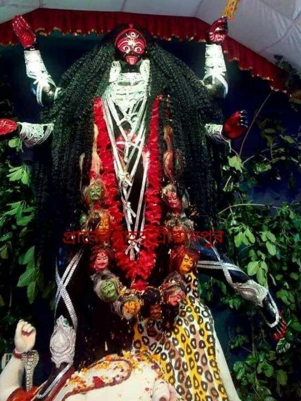 শাস্ত্র মতে, একমাত্র শ্মশানকালীকেই দেখা যায় মদ্যপান করতে। তাঁর গায়ের রং কাজল কালো। দেবীর এই রূপের বসত শ্মশানেই। 