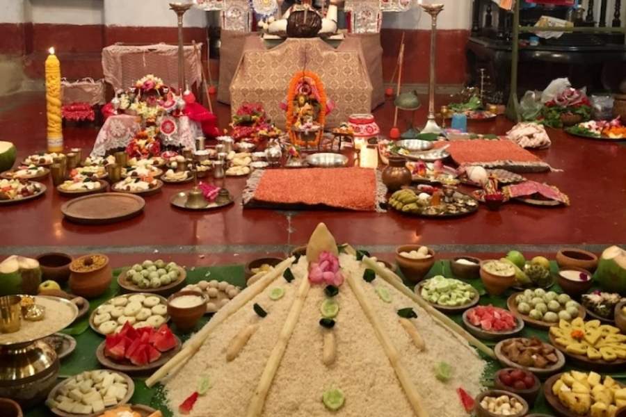 তবে তার জন্য চাই সঠিক পুজা সামগ্রী। জানতে হবে কী দিলে তুষ্ট হন মা। জবা ফুল থেকে শুরু করে আরও নানা সামগ্রী রয়েছে তালিকায়, যা কালী পুজোয় খুবই প্রয়োজনীয়। 