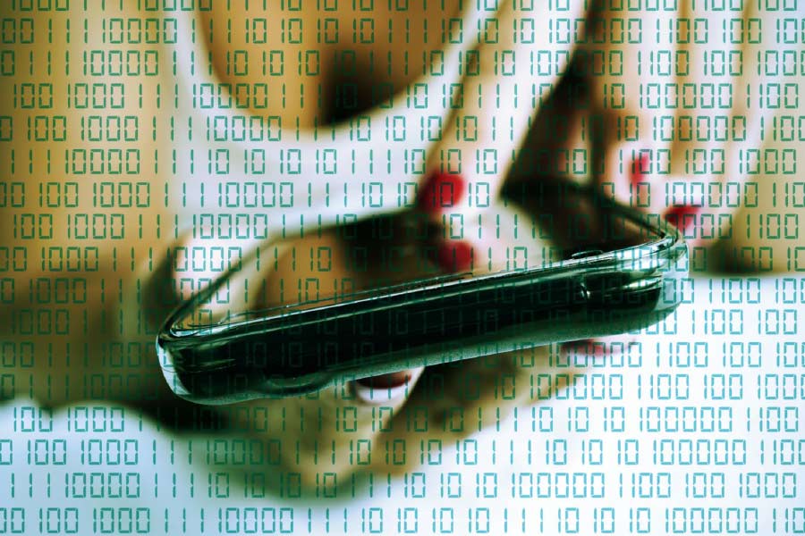 আর সেই ঘনিষ্ঠ মুহূর্তের ছবি এবং ভিডিয়ো করতেন তাঁর স্বামী জগবন্ধু। তার পর সেই ছবি এবং ভিডিয়ো দেখিয়ে প্রভাবশালীদের ব্ল্যাকমেল করে লাখ লাখ টাকা আদায় করতেন।