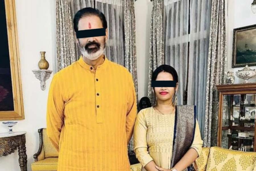 শুধু তাই নয়, খুব সম্প্রতিই এই প্রভাবশালী ব্যক্তিদের তাঁর শিকার বানানোর ছক কষেছিলেন অর্চনা। নিজেকে আইনজীবী বলে পরিচয় দিতেন। আর সেই সূত্র ধরেই লোকজনকে হুমকি দিতেন।