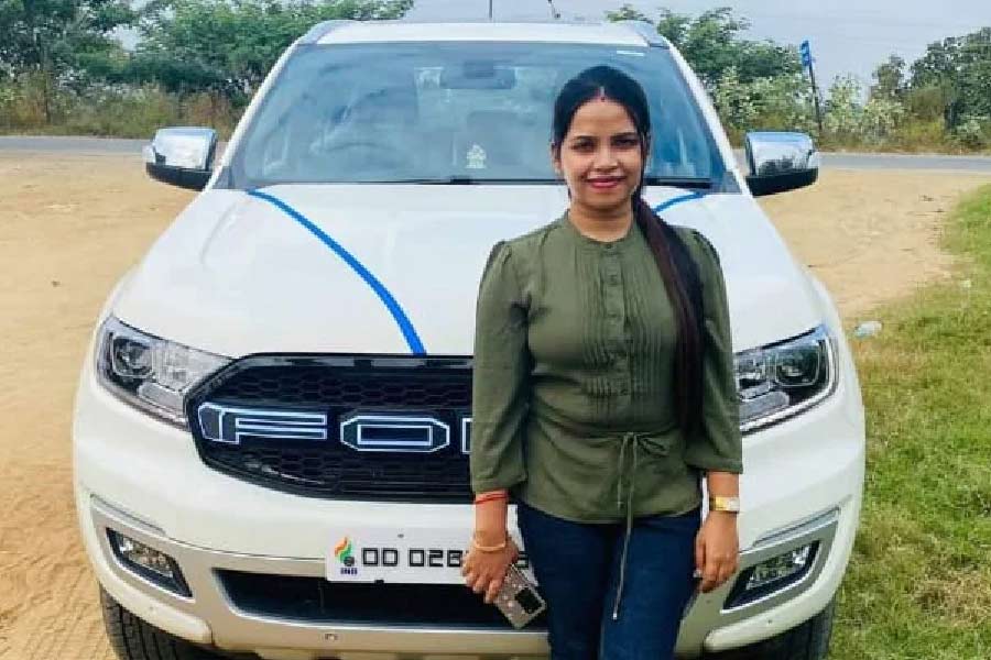 শুধু বিলাসবহুল বাড়িই নয়, গাড়ির একটি শোরুম আছে অর্চনার। কয়েক লক্ষ টাকার দামি দামি বিলাসবহুল বেশ কয়েকটি গাড়ি, বেশ কয়েকটি এসইউভিও আছে অর্চনার। পুলিশ জানিয়েছে, বেছে বেছে বিত্তশালী লোকেদেরই তাঁর শিকার বানাতেন অর্চনা। তার মধ্যে কয়েক জন চলচ্চিত্র নির্মাতাও রয়েছেন। 