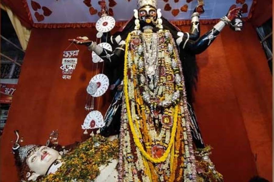 নৈহাটির বড়মা কালীপুজো সম্প্রতি হইচই ফেলেছে নেটপাড়ায়। প্রায় ২২ ফুটের এই প্রতিমার দর্শন পেতে নৈহাটি স্টেশন থেকে ঢিল ছোঁড়া দূরত্বে এই পুজো প্রাঙ্গণে প্রতি বছরই ভিড় জমান হাজার হাজার দর্শনার্থী।