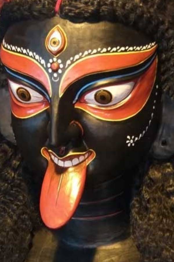 অন্য দিকে নৈহাটির বড়মা ঘন কৃষ্ণবর্ণা। তাঁর রূপ পুরাণের শ্মশানকালী বা রক্ষাকালীর মতো। তিনি সংহারকর্ত্রী, আবার তিনিই রক্ষক, ধারক। পাঁচ দিন ধরে এই মায়ের রূপ ফুটিয়ে তুলতে দিনরাত এক করে কাজ করেন শিল্পীরা। যার দর্শন পেতে দেশের নানা প্রান্ত থেকে ছুটে আসেন মানুষ।