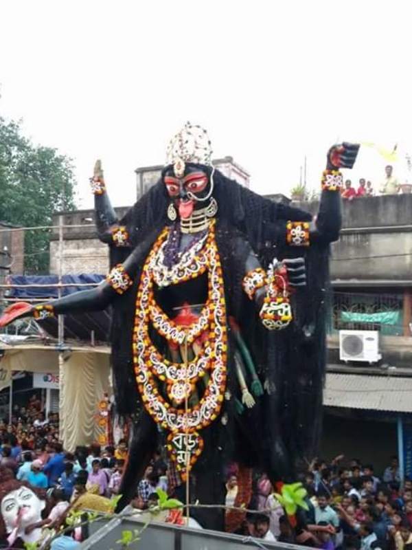 এই পুজোর আয়োজনে কোনও দিনই চাঁদা তোলা হয় না। পুজোর সেবকরাই একজোট হয়ে খরচ বহন করেন এই পুজোর।