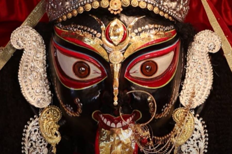 ২২ ফুটের চোখধাঁধানো প্রতিমা বিসর্জনের জন্য কাঁধে তুলে নেন এলাকার মানুষই। সারা শহর ভিড় জমায় ভাসানের সময়ে। অগণিত ভক্ত চোখের জলেই বিদায় দেন মা কালীকে।