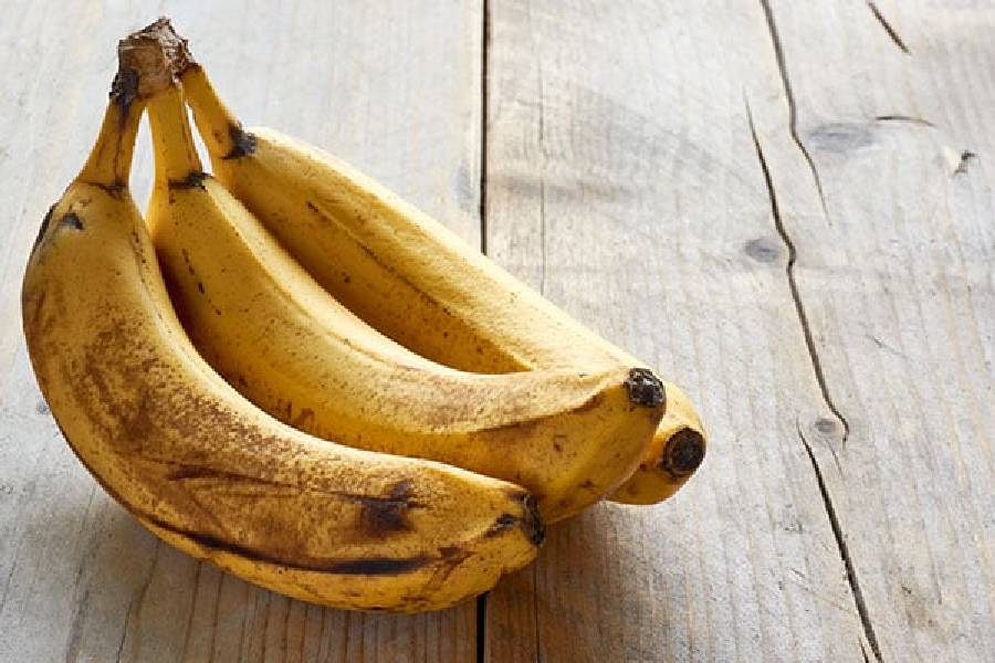 পাকা কলা মেখে নিয়ে ফাটা জায়গায় লাগিয়ে দিন।