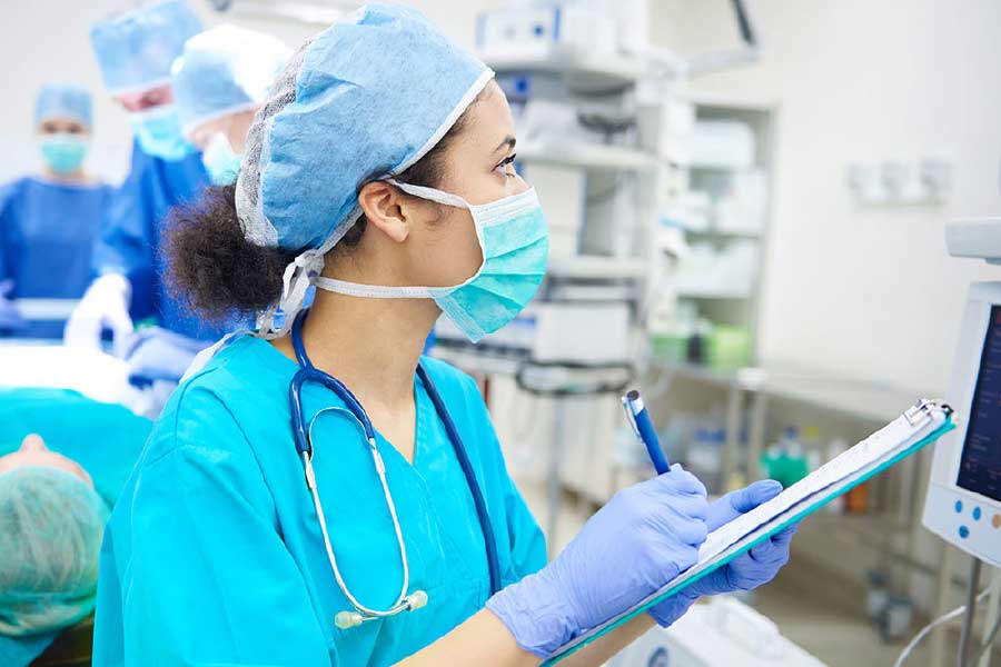 চেস্টার বিশ্ববিদ্যালয়ে স্বাস্থ্যবিজ্ঞান নিয়ে পড়াশোনা শুরু করেন লুসি। ২০১১ সালে তিনি স্নাতক হন। তাঁর পরিচিতরা জানাচ্ছেন, ছোট থেকেই তিনি নার্স হতে চাইতেন। 