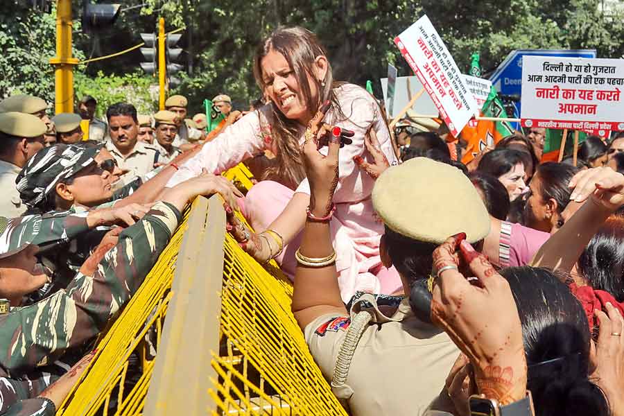 আপ নেতা গোপাল ইটালিয়ার বিরুদ্ধে বিজেপির বিক্ষোভ। শুক্রবার দিল্লির আম আদমি পার্টির সদর দফতরের বাইরে। পিটিআই