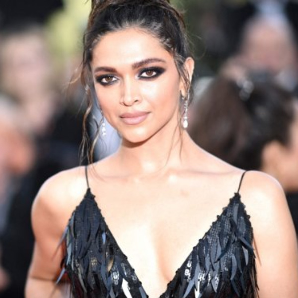 নবম স্থানে রয়েছেন দীপিকা পাড়ুকোন। ‘গোল্ডেন রেশিয়ো’ পদ্ধতি মেনে পরখ করেছিলেন শল্য চিকিৎসকরা। তাঁরা জানিয়েছেন, ৯১.২২ শতাংশ নিখুঁত সৌন্দর্য তাঁর। দীপিকা ছাড়া অন্য কোনও ভারতীয় সুন্দরী জায়গা পাননি এই তালিকায়।