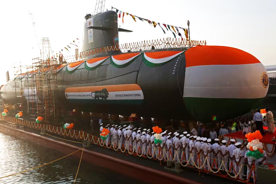  আইএনএস অরিহন্ত থেকে পরমাণু অস্ত্রবাহী ক্ষেপণাস্ত্রের সফল পরীক্ষা ভারতীয় সশস্ত্র বাহিনীর মারণক্ষমতাকে নিঃসন্দেহে নতুন মাত্রা দিল। তবে ‘প্রথমে পরমাণু অস্ত্র ব্যবহার না করার নীতির প্রতি ভারত এখনও দায়বদ্ধ’ বলে শুক্রবার প্রতিরক্ষা  মন্ত্রকের বিবৃতিতে বলা হয়েছে।