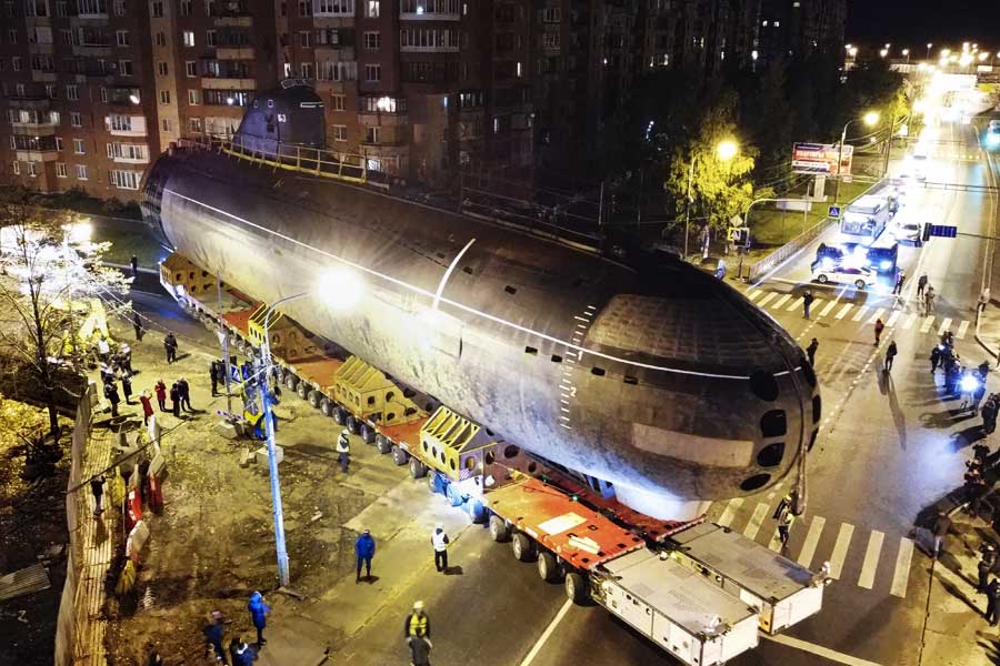 আইএনএস অরিহন্ত ভারতীয় নৌসেনায় কমিশনড হয়েছিল ২০১৬ সালের অগস্টে। তার আগে দীর্ঘ ‘সি ট্রায়াল পর্বে’ সমুদ্রের তলা থেকে ক্ষেপণাস্ত্র ছুড়ে প্রতিপক্ষের উপরে হামলা চালানোর মহড়াও সফল ভাবে সম্পন্ন করেছিল এই ‘নিউক্লিয়ার সাবমেরিন’।