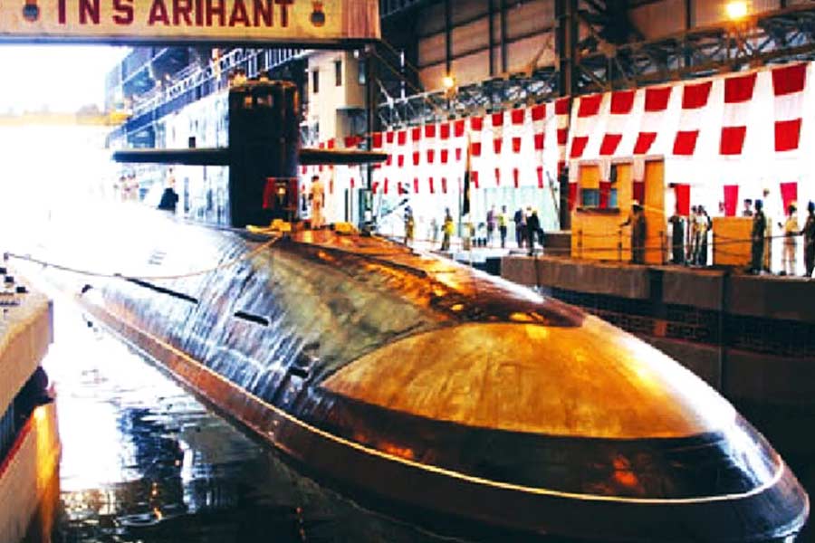 পরমাণু অস্ত্রবাহী ‘ডুবোজাহাজ থেকে উৎক্ষেপণযোগ্য’ দু’টি ক্ষেপণাস্ত্রের সফল পরীক্ষার ফলে ভারত-প্রশান্ত মহাসাগরীয় অঞ্চলে চিনা নৌবাহিনীর মোকাবিলার ক্ষেত্রে ভারতীয় নৌসেনা অনেকটা সুবিধাজনক অবস্থানে গেল বলে মনে করছেন সামরিক পর্যবেক্ষকদের একাংশ।