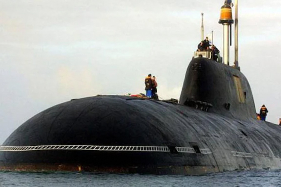 প্রাথমিক ভাবে অরিহন্তে ব্যবহারের জন্য ১৭ মিটার দৈর্ঘ্যের অগ্নি-৩-এর কথা ভাবা হয়েছিল। কিন্তু পরে ব্যবহারের সুবিধার কথা ভেবে বেছে নেওয়া হয় ১২ মিটার লম্বা কঠিন জ্বালানি চালিত কে-৪ ব্যালিস্টিক ক্ষেপণাস্ত্রকে।