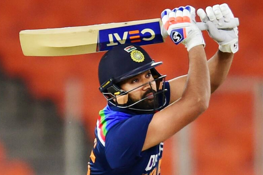 রোহিত শর্মা: দলের অধিনায়ক। ১২২টি আন্তর্জাতিক টি২০ খেলা হিটম্যান এই ফর্ম্যাটে ৪টি সেঞ্চুরি করে ফেলেছেন। প্রায় ১৪১-এর স্ট্রাইক রেটই বুঝিয়ে দেয় রোহিত ফর্মে থাকলে কী হতে পারে।