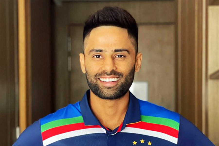 সূর্যকুমার যাদব: অনেকেই তাঁর তুলনা করছেন এবি ডিভিলিয়ার্সের সঙ্গে। আন্তর্জাতিক টি২০-তে ১৭৭ স্ট্রাইক রেটই বুঝিয়ে দেয় কতটা ভয়ঙ্কর ফর্মে রয়েছেন স্কাই।