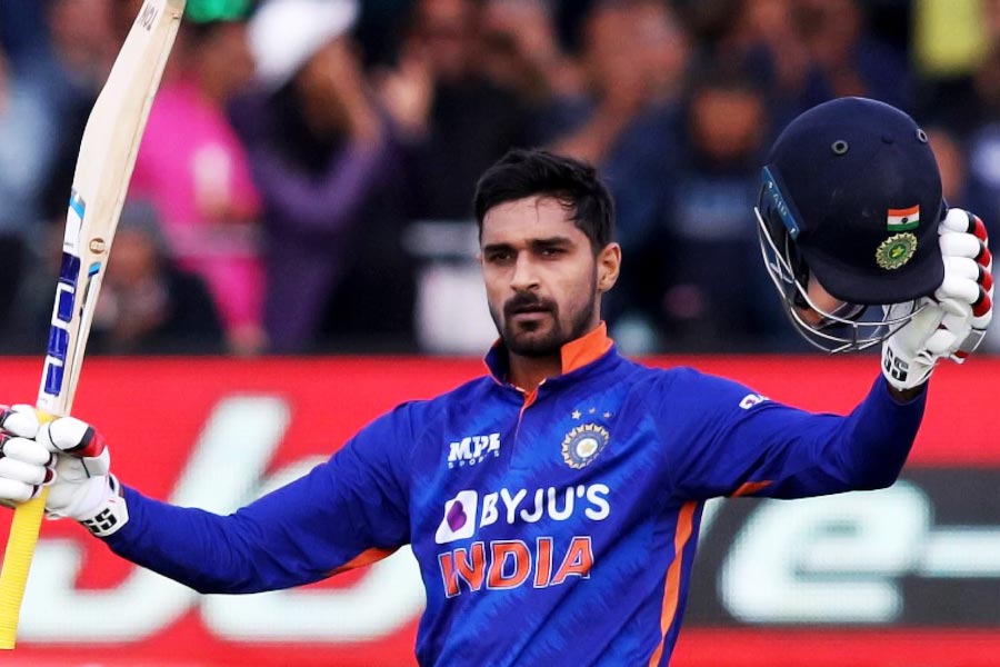 দীপক হুডা: এক ডজন আন্তর্জাতিক টি২০ ম্যাচ খেলা হুডা যেমন মারকাটারি ব্যাট করতে পারেন, তেমনই বল হাতেও নির্ণায়ক ভূমিকা নিতে পারেন।