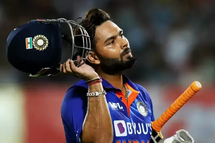 ঋষভ পন্থ: টি২০-তে ঋষভের ব্যাট যে কোনও ম্যাচের মোড় ঘোরাতে পারে। তাঁর বর্তমান স্ট্রাইক রেট ১২৭.৪৫ হলেও যে কোনও মুহূর্তেই বিধ্বংসী হয়ে উঠতে পারেন এই বাঁহাতি উইকেটরক্ষক।