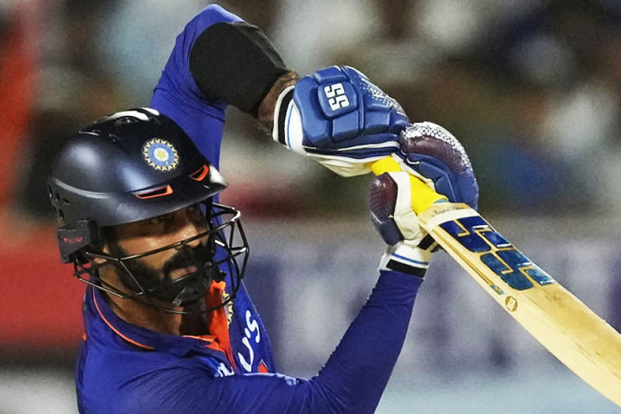 দীনেশ কার্তিক: টি২০-তে এখনও পর্যন্ত দীনেশ ৫৬টি ম্যাচ খেলেছেন, যার মধ্যে নট আউট থেকেছেন ২২টি ম্যাচে। মোট প্রাপ্ত রান ৬৭২। টি২০-তে ১৪৬.৪০ স্ট্রাইক রেট থাকা ৩৭ বছর বয়সি ফিনিশার দীনেশের উপর দলের ভরসা থাকবে বলেই মনে করছেন ক্রিকেট বিশেষজ্ঞরা।