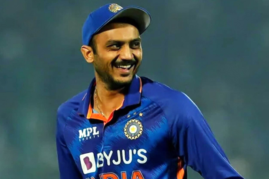 অক্ষর পটেল: রবীন্দ্র জাদেজার বদলে ভারতের টি২০ বিশ্বকাপের দলে জায়গা পেয়েছেন অক্ষর। বর্তমানে তাঁর পারফর্ম্যান্স বেশ ভাল। এক সঙ্গে ব্যাট-বল দুই-ই সামলাতে পারেন অক্ষর। জাদেজার মতো দলের ভরসা হয়ে উঠতে পারেন কি না, সেটাই এখন দেখার।