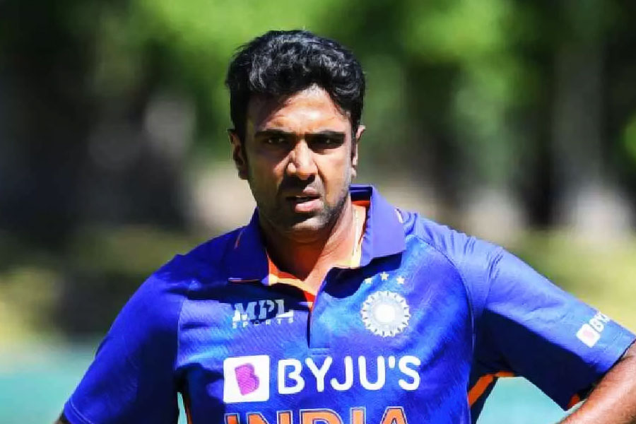 রবিচন্দ্রন অশ্বিন: এই ডান হাতি স্পিনার অনেক দিন ধরেই ভারতীয় ক্রিকেট দলের ভরসার জায়গা হয়ে উঠেছেন। এখনও অবধি মোট ৫৯টি আন্তর্জাতিক টি২০ ম্যাচ খেলেছেন রবি। উইকেট সংখ্যা ৬৬। হিসাব বলছে, প্রায় প্রতি ম্যাচেই গড়ে একটি-দু’টি করে উইকেট পেয়েছেন রবি। তাই বিশ্বকাপে বাকি দলের ব্যাটারদের প্যাভিলিয়নে পাঠাতে তিনি হয়ে উঠতে পারেন ভারতীয় দলের সেরা যোদ্ধা।