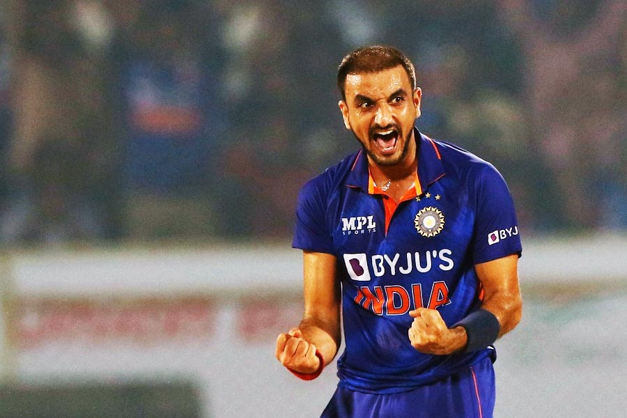 হর্ষল পটেল: ভারতের হয়ে হর্ষল এখনও পর্যন্ত ২৩টি টি২০ ম্যাচ খেলেছেন। উইকেট পেয়েছেন ২৬টি। নীচের দিকে নেমে টুকটাক রান তোলারও ক্ষমতা রয়েছে এই পেসারের।