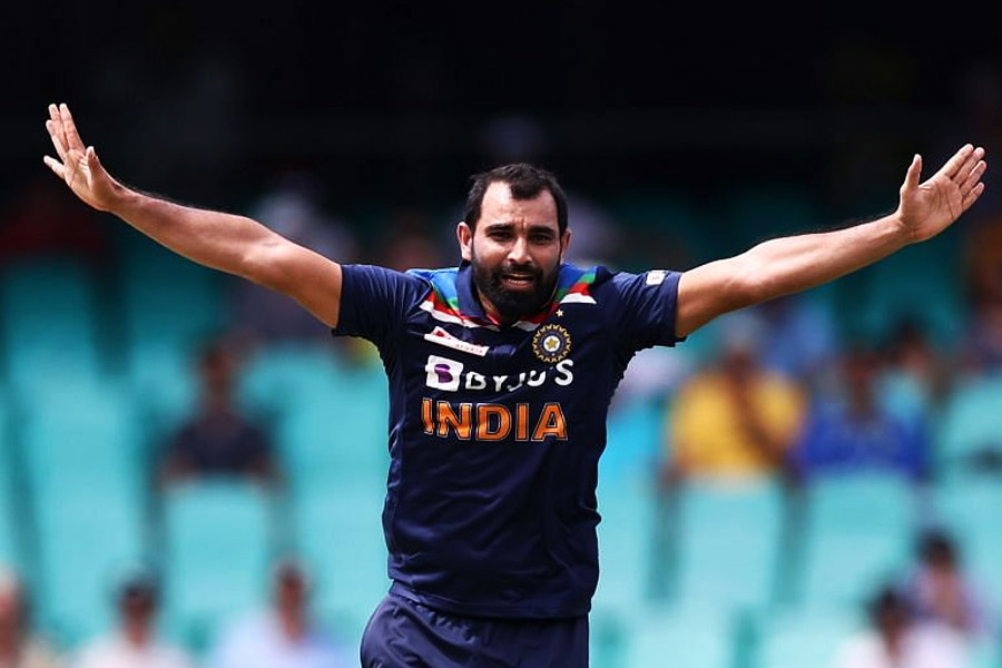 মহম্মদ শামি: শামির আন্তর্জাতিক টি-২০ ম্যাচ খেলার অভিজ্ঞতা তুলনামূলক ভাবে কম। ১৭ ম্যাচে প্রাপ্ত উইকেটের সংখ্যা ১৮টি। বুমরার বদলে দলে জায়গা করে নিয়েছেন এই পেসার। তবে অন্যান্য ফরম্যাটের ক্রিকেটে ভাল বল করতে দেখা গিয়েছে শামিকে।