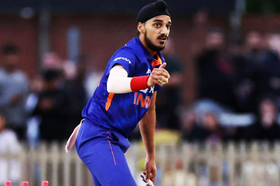 আরশদীপ সিংহ: কিছু দিন আগে এশিয়া কাপ চলাকালীন বিতর্কের কেন্দ্রে ছিলেন আরশদীপ। ১৩টি আন্তজার্তিক টি-২০ ম্যাচে উইকেট রয়েছে ১৯টি। তবে বাঁহাতি এই তরুণ পেসার ইতিমধ্যেই তাঁর বোলিংয়ের জন্য অনেকের নজর কেড়েছেন।