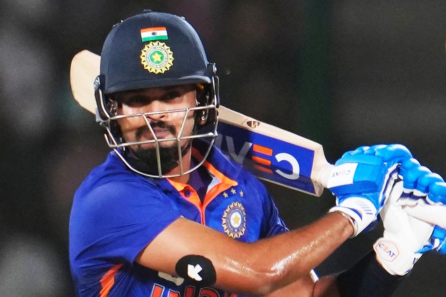 শ্রেয়স আয়ার: ডান হাতি ব্যাটসম্যান শ্রেয়স আপাতত রয়েছেন রিজার্ভে। ৪৭টি আন্তর্জাতিক টি-২০ ম্যাচে রান পেয়েছেন ১০৩০। স্ট্রাইক রেট ১৩৬.০৬ যা বেশ ভালই। দরকার হলে ভারতীয় দলের বিশ্বাসযোগ্য ভরসা হয়ে উঠতে পারেন আইপিএলে নাইট অধিনায়ক।