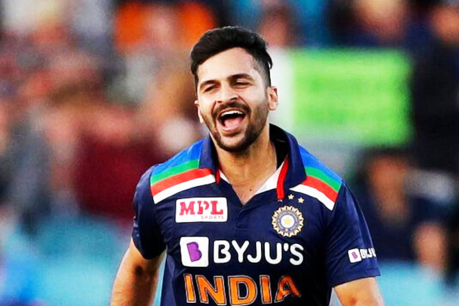 শার্দূল ঠাকুর: বোলিং অলরাউন্ডার শার্দূলও রয়েছেন রিজার্ভে।