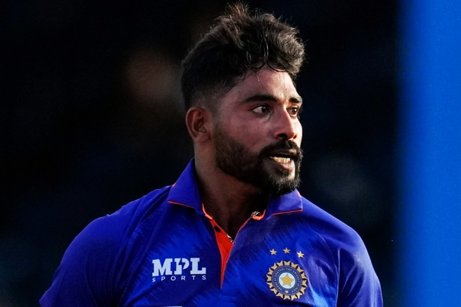 মহম্মদ সিরাজ: সিরাজ রিজার্ভে থাকলেও তিনিও ভাল বোলার হিসাবেই পরিচিত। প্রয়োজনে দলের হাল ধরতে বিশ্বস্ত সৈনিক প্রমাণিত হতে পারেন এই ডানহাতি পেসার।