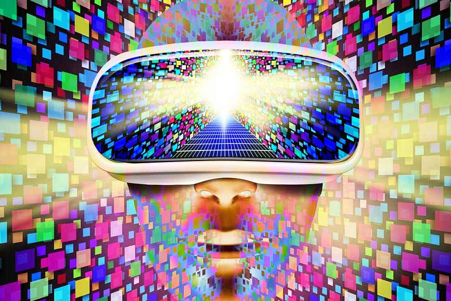 ফেসবুকের তরফ থেকে বলা হয়েছিল, এত দিন গেম খেলার ক্ষেত্রে কম্পিউটারে পর্দায় ভার্চুয়াল দুনিয়া দেখে তাতে অংশ নিতে হত। কিন্তু ‘মেটাভার্স’ এমন একটি পরিবেশ, যেখানে সেই পরিবেশের মধ্যে প্রবেশ করতে পারবেন ব্যবহারকারী। 