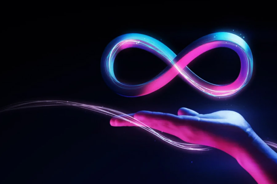 ১৯৯২ সালে নিল স্টিফেনসন প্রথম তাঁর ‘স্নো ক্র্যাশ’ উপন্যাসে ‘মেটাভার্স’ শব্দটি ব্যবহার করেছিলেন। সেই শব্দটি বর্তমানে প্রযুক্তির ভবিষ্যৎ হিসাবে উঠে এসেছে। 