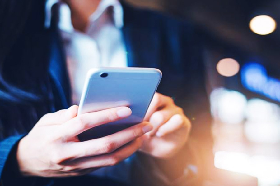 যদিও ‘মেটাভার্স’ প্রকৃতপক্ষে কী, তা নিয়ে এখনও ফেসবুকের তরফে স্পষ্ট করে কিছু জানানো হয়নি। তবে ভবিষ্যতের ইন্টারনেট ব্যবহারকারীরা ‘মেটাভার্সে’র মধ্যে অত্যাধুনিক প্রযুক্তির সহায়তা পাবেন বলে দাবি করা হয়েছে সংস্থার তরফে। কিন্তু সেই মেটাভার্স নিয়েই লেজেগোবরে হচ্ছেন জ়াকারবার্গ।