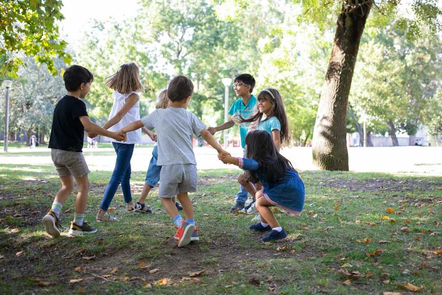 রোজ অল্প সময়ের জন্য হলেও বাচ্চাকে মাঠে খেলতে নিয়ে যান।
