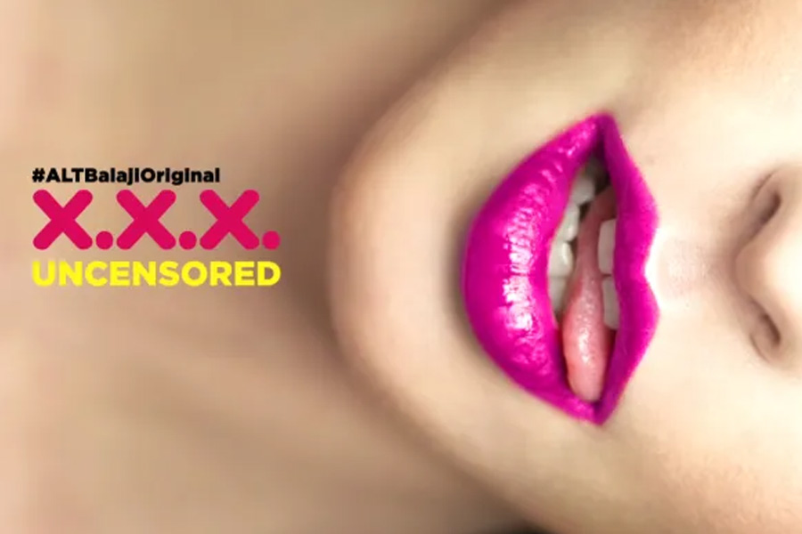 ‘ট্রিপল এক্স’ ওয়েব সিরিজ়ে ‘আপত্তিকর দৃশ্য’ দেখানোর অভিযোগে বলিউডের পরিচালক প্রযোজক একতা কপূরকে ভর্ৎসনা করেছে সুপ্রিম কোর্ট। বিচারপতির পর্যবেক্ষণ, এই ধরনের ছবি বা ওয়েব সিরিজ় বানিয়ে দেশের তরুণ প্রজন্মকে ‘কলুষিত’ করছেন একতা।