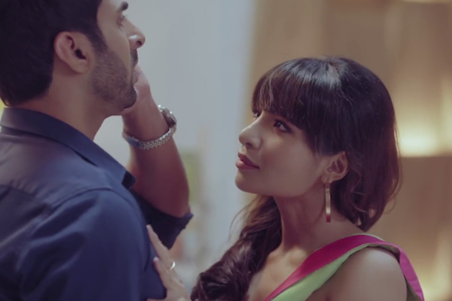 ‘ট্রিপল এক্স’-এর দ্বিতীয় পর্বে ভারতীয় সেনাবাহিনীতে কর্মরত এক জওয়ানের স্ত্রীর বিবাহ-বহির্ভূত সম্পর্কের কাহিনি দেখানো হয়। অভিযোগ, তা করতে গিয়ে ছবির নির্মাতারা সেনার উর্দিকেও অপমান করেছেন।